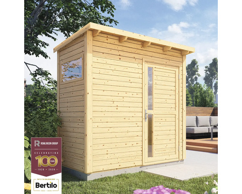 Houten tuinhuis met raam en deur in de buitenruimte