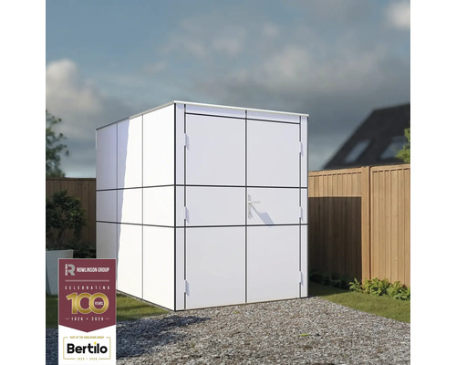 Metalen tuinkast op een kiezelterrein voor een tuin