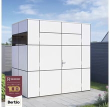 Witte gereedschapsschuur met deur in de tuin