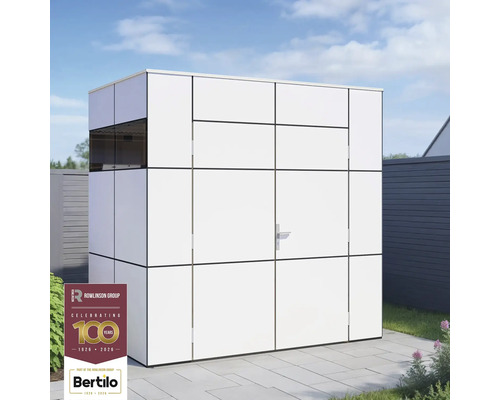 Witte gereedschapsschuur met deur in de tuin