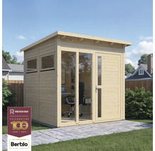 Houten tuinkantoor met ramen en een deur op een terras