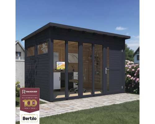 Modern tuinkantoor met houten bekleding, grote glazen ramen en kantoormeubilair