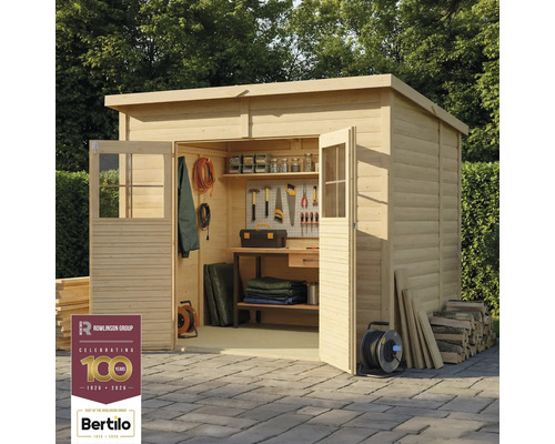 Houten tuinhuis met planken en gereedschap