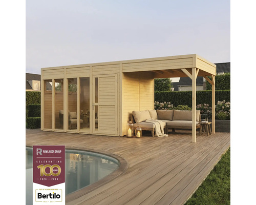 Houten tuinhuis met terras en loungemeubelen naast een zwembad