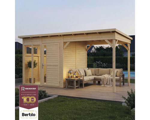 Houten tuinhuis met overdekt terras en loungemeubels
