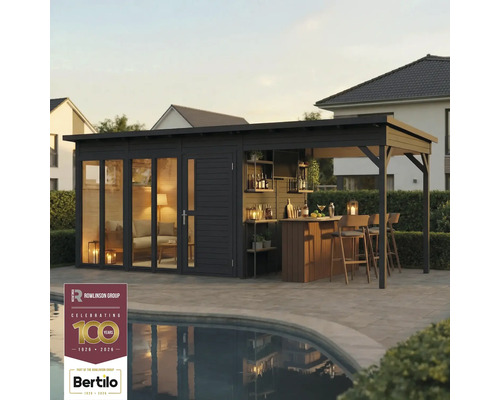 Tuinhuis met bar, rekken en zitplaatsen naast een zwembad.
