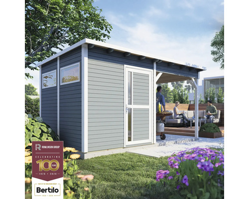 Tuinhuis met terras en zittende mensen in de tuin