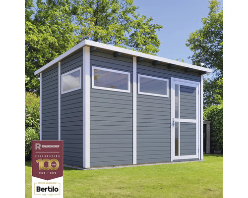 Houten tuinhuis met ramen en deur op gazon