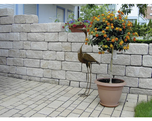 Tuinmuur met plantenbak en decoratie