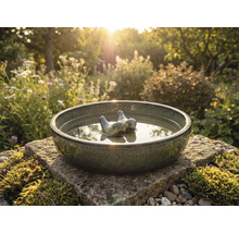 Keramische vogel drinkbak met vogeldecoratie in de tuin