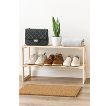 Houten schoenenrek met schoenen, handtas, plant en deken