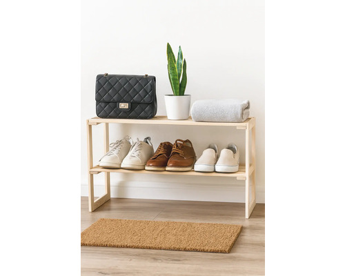 Houten schoenenrek met schoenen, handtas, plant en deken