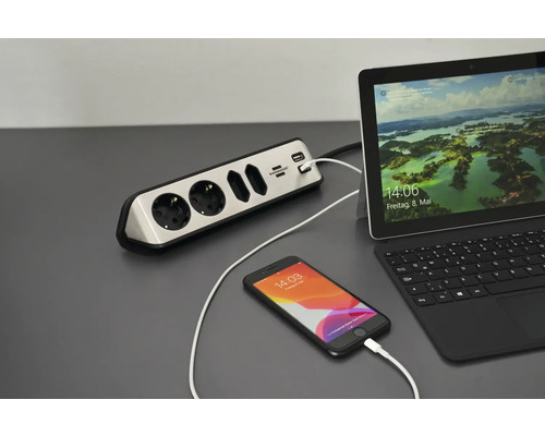 Verlengdoos met USB-poorten, aangesloten op smartphone en tablet
