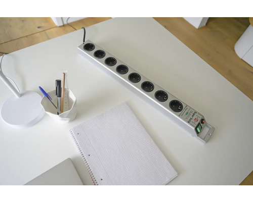 Verlengdoos met acht stopcontacten op een bureau