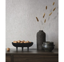 Decoratieve scène met een schaal noten, een vaas met droogbloemen en een keramische pot op een tafel