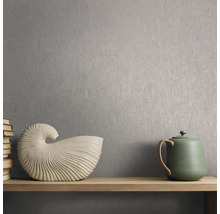 Decoratief behang met stapel boeken, decoratieve schaal en theepot op een houten plank