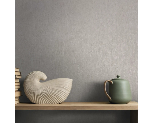Decoratief behang met stapel boeken, decoratieve schaal en theepot op een houten plank