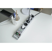 Stekkerdoos met stekkers op een bureau