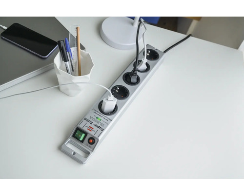 Stekkerdoos met stekkers op een bureau