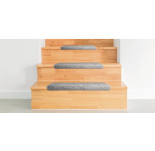 Houten trap met grijze trapmatten.