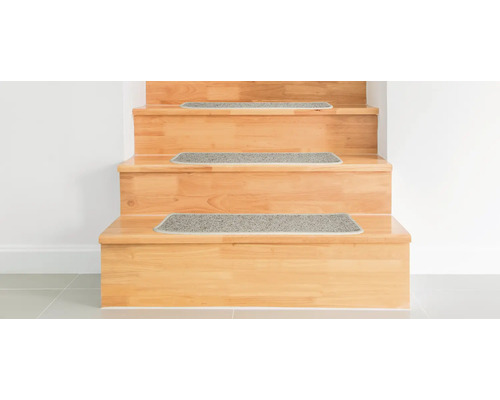 Houten trap met trapmatten van tapijt