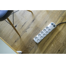 Verlengdoos met twaalf stopcontacten op houten vloer