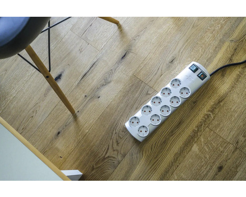 Verlengdoos met twaalf stopcontacten op houten vloer
