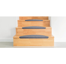 Houten trap met grijze trapmatten.