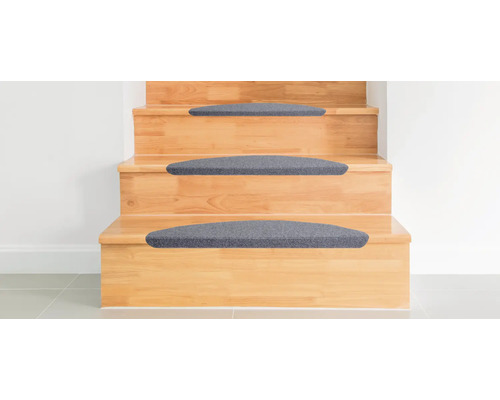 Houten trap met grijze trapmatten.