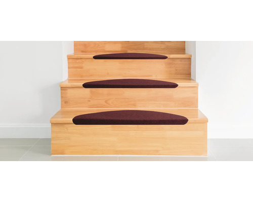 Houten trap met trapmatten van textiel