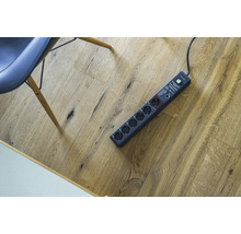 Verlengdoos met zes stopcontacten op houten vloer