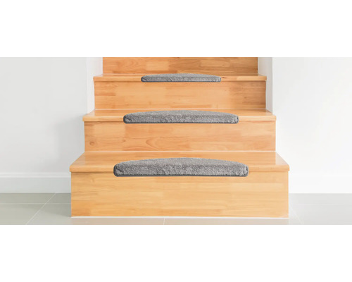 Houten trap met grijze trapmatten