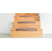 Houten trap met tapijttreden