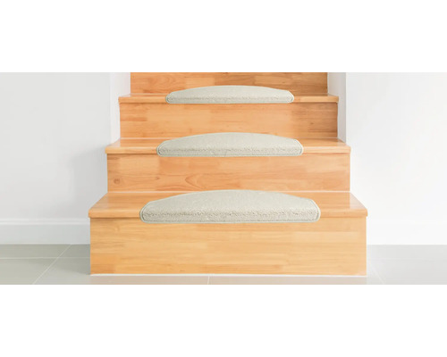 Houten trap met tapijttreden