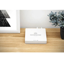 Smart Home centrale van Hornbach op een houten tafel