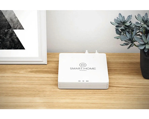 Smart Home centrale van Hornbach op een houten tafel