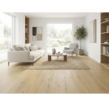 Lichte woonkamer met bank, fauteuil, vloerkleed en houten vloer