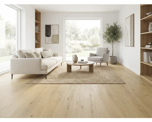 Lichte woonkamer met bank, fauteuil, vloerkleed en houten vloer