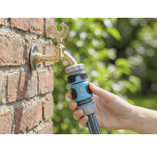 Tuinslangaansluiting op een kraan met kraanaansluitstuk