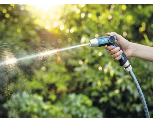 Een hand houdt een for_q tuinspuit vast waar een waterstraal uit komt.