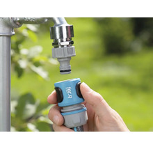 Tuinslang snelkoppeling wordt aangesloten op de waterkraan