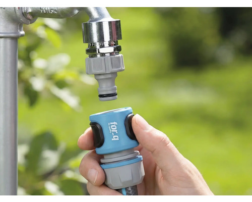 Tuinslang snelkoppeling wordt aangesloten op de waterkraan