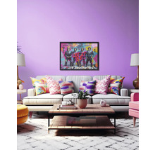 Woonkamer met bank, salontafel en ingelijste kunstdruk aan de muur