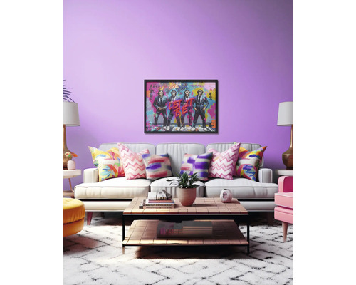 Woonkamer met bank, salontafel en ingelijste kunstdruk aan de muur