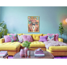 Woonkamer met gele hoekbank, kussens en een ingelijst luipaard schilderij aan de muur