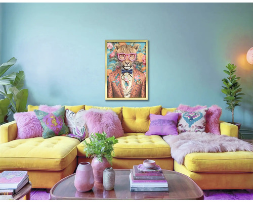 Woonkamer met gele hoekbank, kussens en een ingelijst luipaard schilderij aan de muur