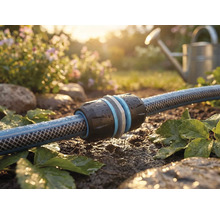 Tuinslang met koppeling in de tuin