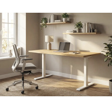 Inrichting met bureau, bureaustoel en wandplanken in een werkkamer