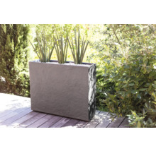 Rechthoekige plantenbak met planten op een houten terras