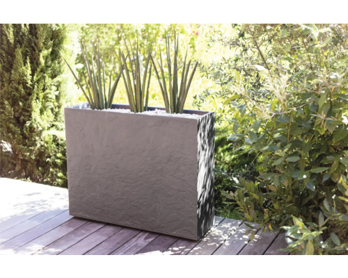 Rechthoekige plantenbak met planten op een houten terras